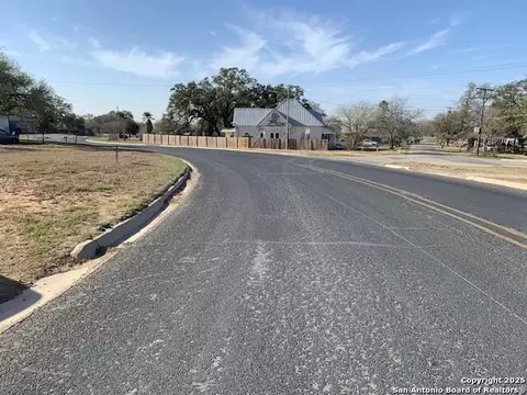 407 Wilson Dr, Devine, TX 78016 photo 4