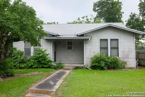 204 Orth St, Yoakum, TX 77995
