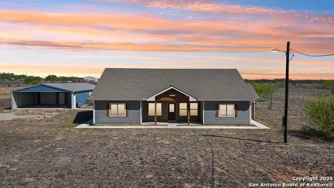 1783 County Road 7711, Devine, TX 78016