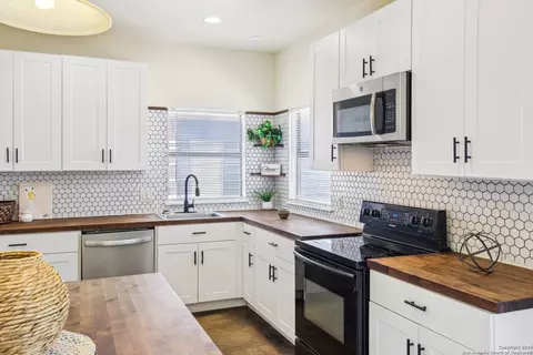 Kitchen - 1783 County Road 7711, Devine, TX 78016 photo 4 of 5