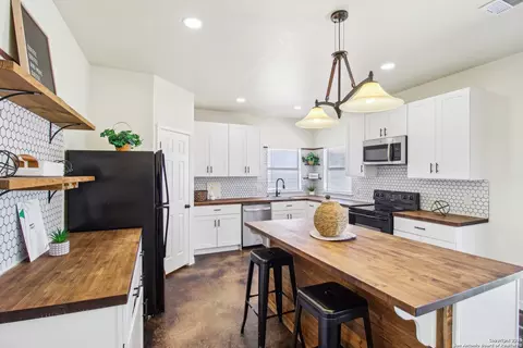 Kitchen - 1783 County Road 7711, Devine, TX 78016 photo 2 of 5