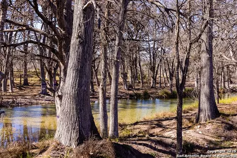 2400 Little Dry Frio Rd, Leakey, TX 78873