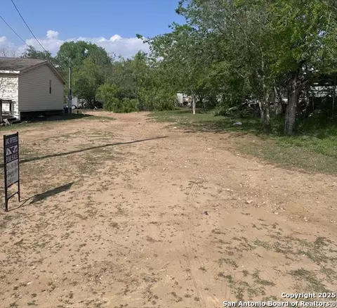 516 Bartlett, Natalia, TX 78059