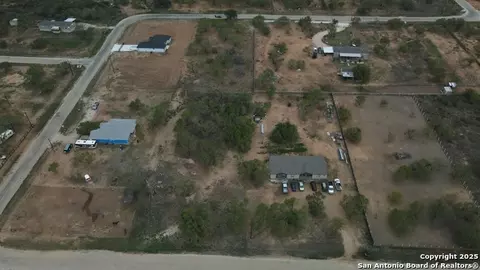 148 County Road 2667, Devine, TX 78016 photo 5