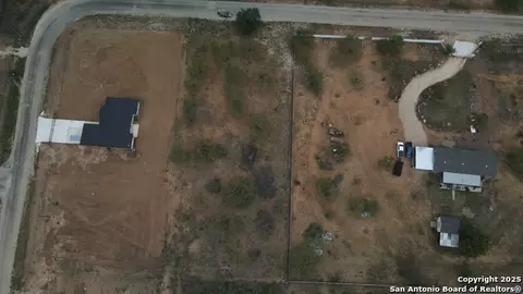 148 County Road 2667, Devine, TX 78016 photo 4