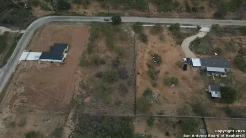 148 County Road 2667, Devine, TX 78016 photo 6