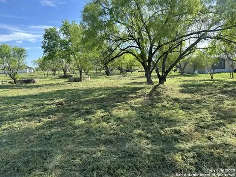 148 County Road 2667, Devine, TX 78016 photo 3