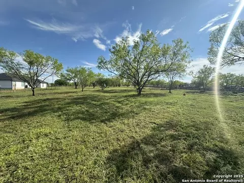 148 County Road 2667, Devine, TX 78016