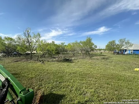 148 County Road 2667, Devine, TX 78016 photo 2