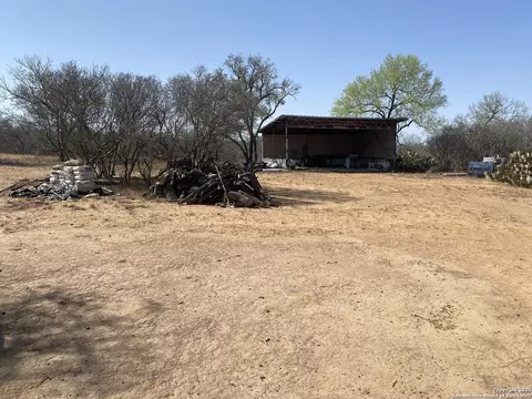 185 E Cr 2662, Devine, TX 78016