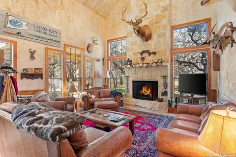 Living - 950 River Rd, Utopia, TX 78884 photo 2 of 3
