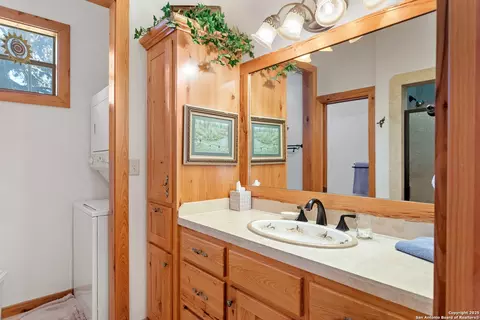 Bath - 950 River Rd, Utopia, TX 78884 photo 1 of 2