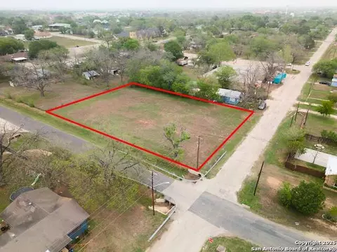 1306 B St, Floresville, TX 78114