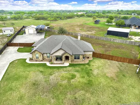 221 S Monkhouse St, Poth, TX 78147