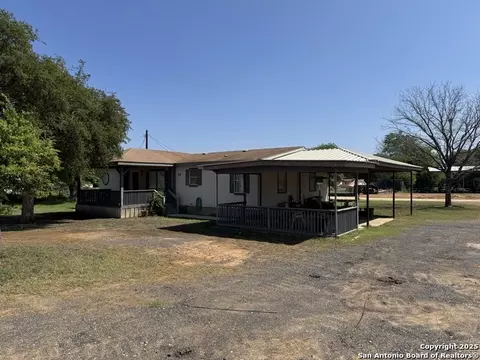 606 N Main St, Cotulla, TX 78014 photo 1