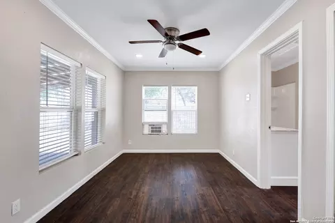 Living - 507 Hayden, Devine, TX 78016 photo 5 of 5