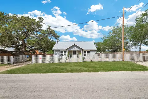 507 Hayden, Devine, TX 78016