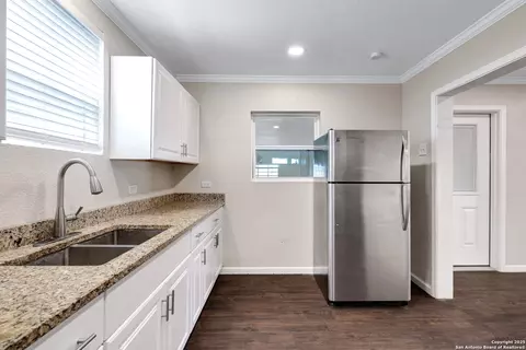 Kitchen - 507 Hayden, Devine, TX 78016 photo 3 of 4