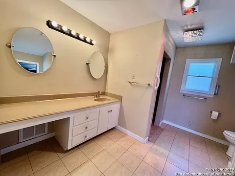 Bath - 710 W Hondo, Devine, TX 78016 photo 1 of 3