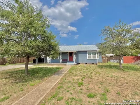 710 W Hondo, Devine, TX 78016