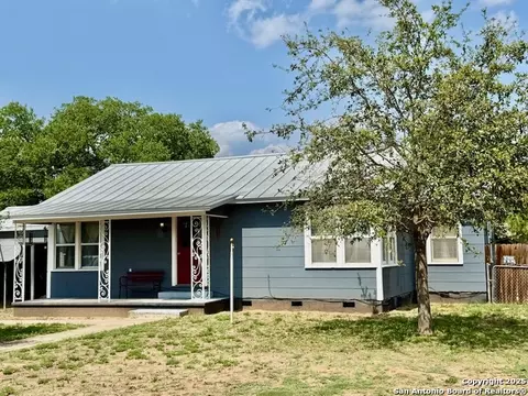 Exterior - 710 W Hondo, Devine, TX 78016 photo 2 of 3