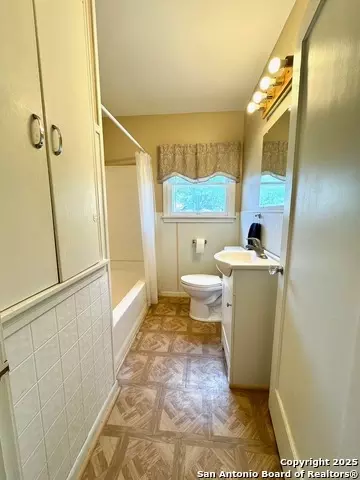 Bath - 710 W Hondo, Devine, TX 78016 photo 3 of 3