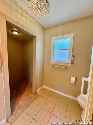 Bath - 710 W Hondo, Devine, TX 78016 photo 2 of 3