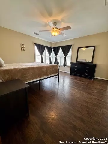 Bedroom - 710 W Hondo, Devine, TX 78016 photo 3 of 7