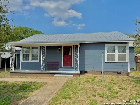 Exterior - 710 W Hondo, Devine, TX 78016 photo 1 of 3