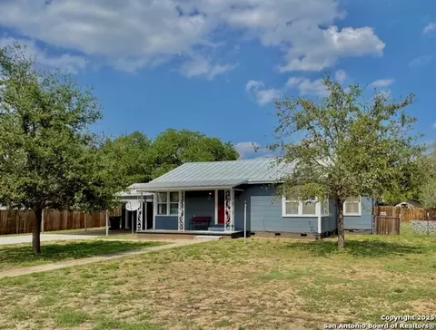 Exterior - 710 W Hondo, Devine, TX 78016 photo 3 of 3