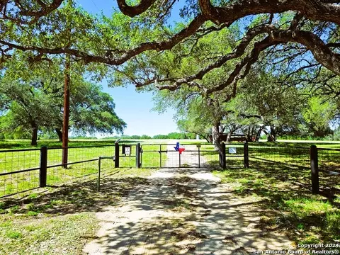 804 County Road 6612, Devine, TX 78016 photo 1