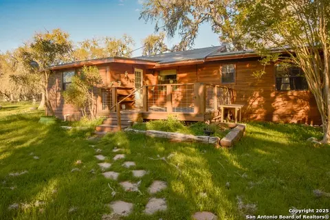 695 S Thunder Creek Rd, Utopia, TX 78884