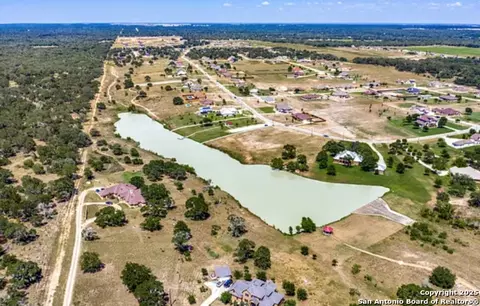 241 Abrego Lk, Floresville, TX 78114