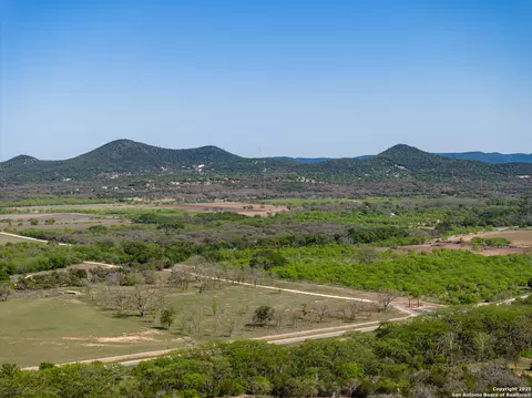View/Area - 816 Cornelius Rd, Utopia, TX 78884 photo 8 of 12