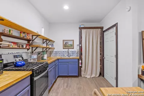 Kitchen - 816 Cornelius Rd, Utopia, TX 78884 photo 2 of 2
