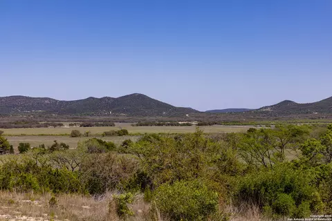 View/Area - 816 Cornelius Rd, Utopia, TX 78884 photo 7 of 12