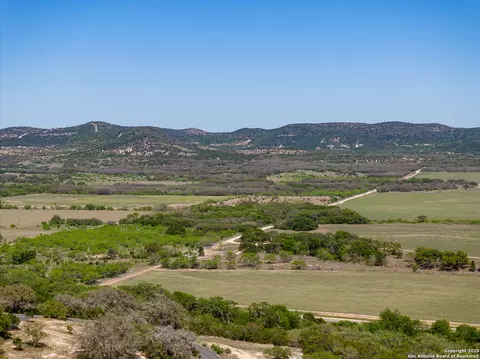 View/Area - 816 Cornelius Rd, Utopia, TX 78884 photo 9 of 12