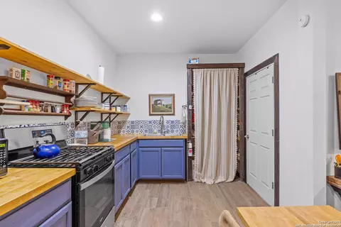 Kitchen - 816 Cornelius Rd, Utopia, TX 78884 photo 2 of 2