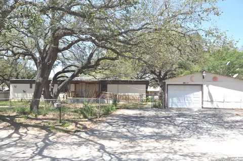 707 Devine, Devine, TX 78016 photo 2