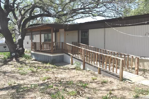 707 Devine, Devine, TX 78016 photo 3