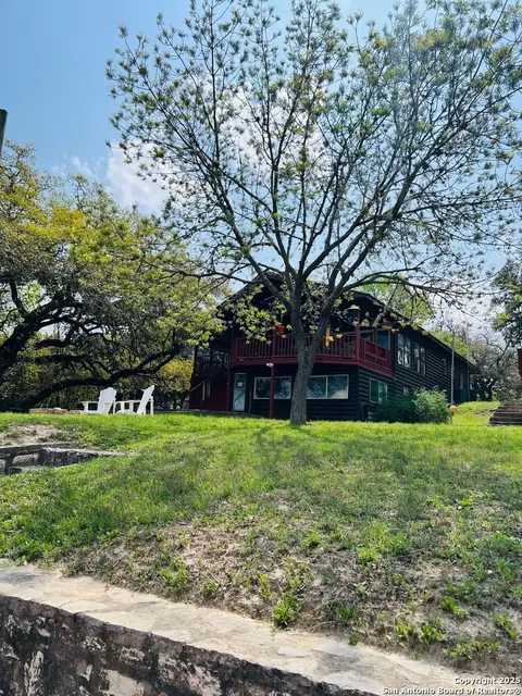 272 N Lakeshore Dr, Bandera, TX 78003