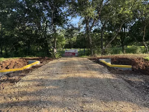 Exterior - 304 County Road 6611, Devine, TX 78016 photo 1 of 2