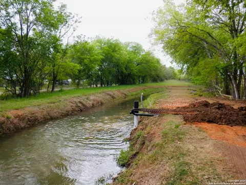 View/Area - 304 County Road 6611, Devine, TX 78016 photo 5 of 6