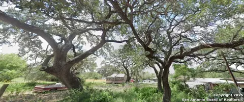 808 Chapa, Devine, TX 78016 photo 4