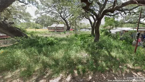 808 Chapa, Devine, TX 78016