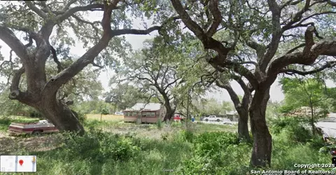 808 Chapa, Devine, TX 78016 photo 2