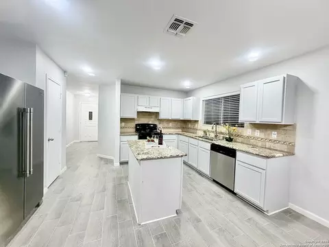 5807 Barton Holw, San Antonio, TX 78249