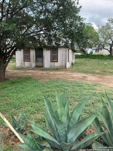 413 Ross, Devine, TX 78016
