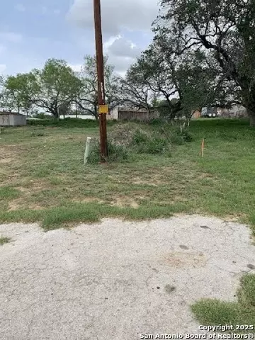 413 Ross, Devine, TX 78016 photo 4