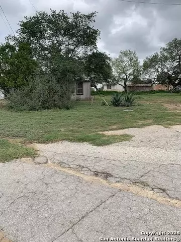 413 Ross, Devine, TX 78016 photo 2